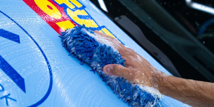 Come lavare l'auto a mano
