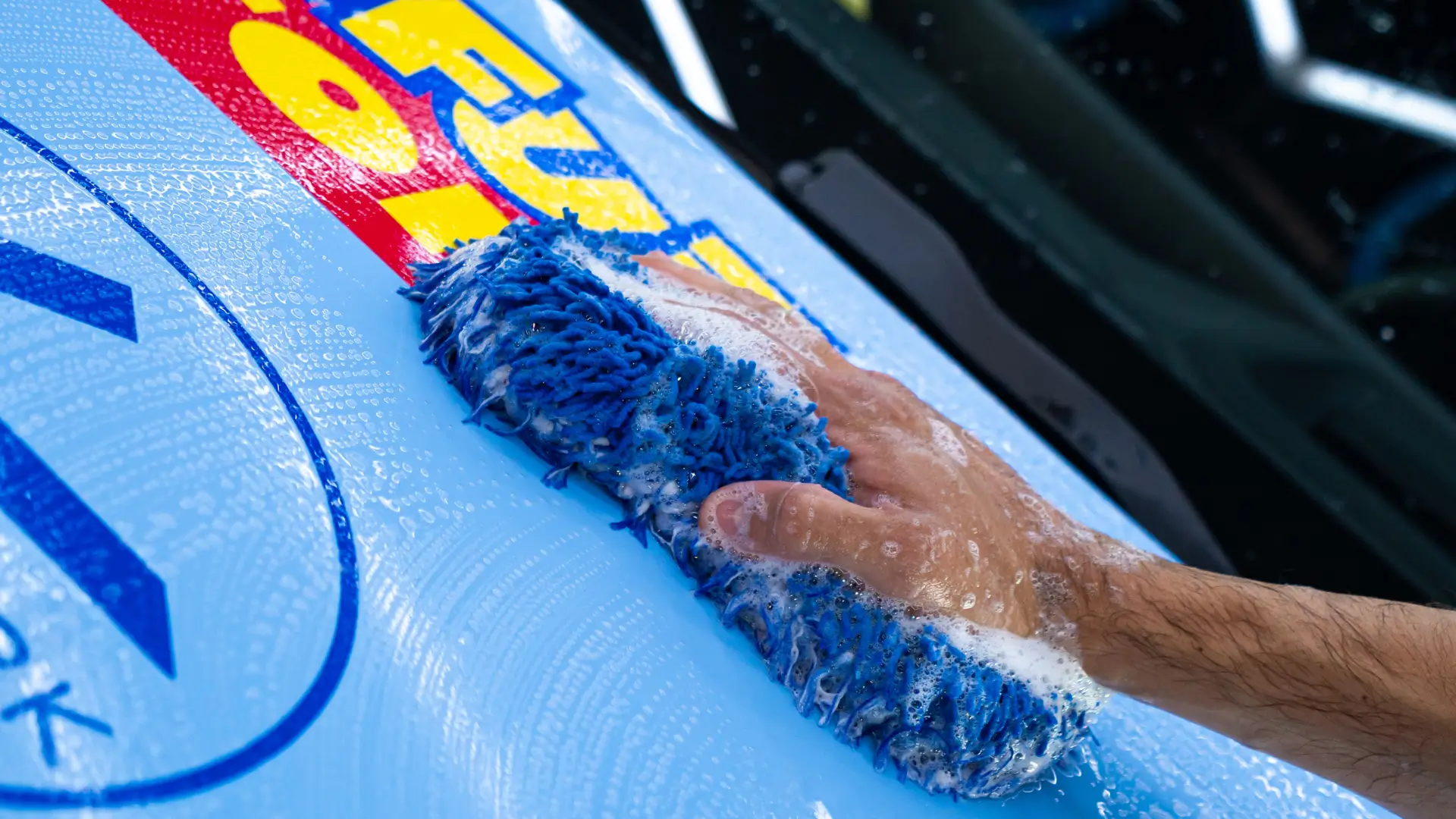 Come lavare l'auto a mano