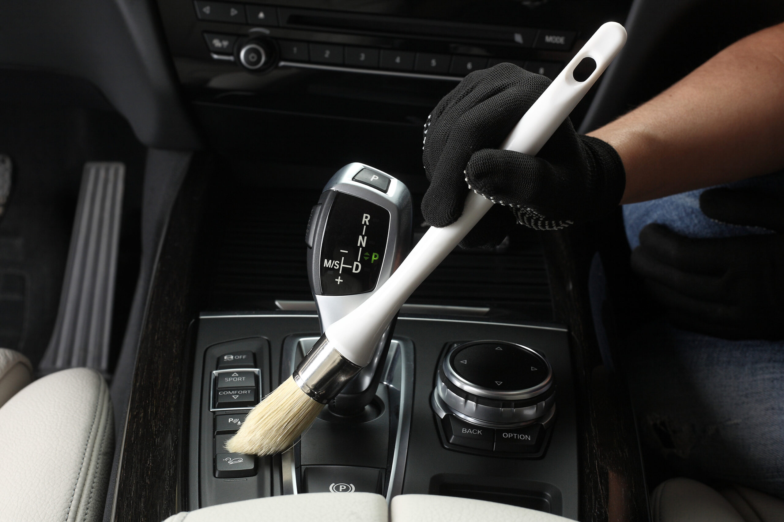 Come pulire gli interni in plastica della tua automobile