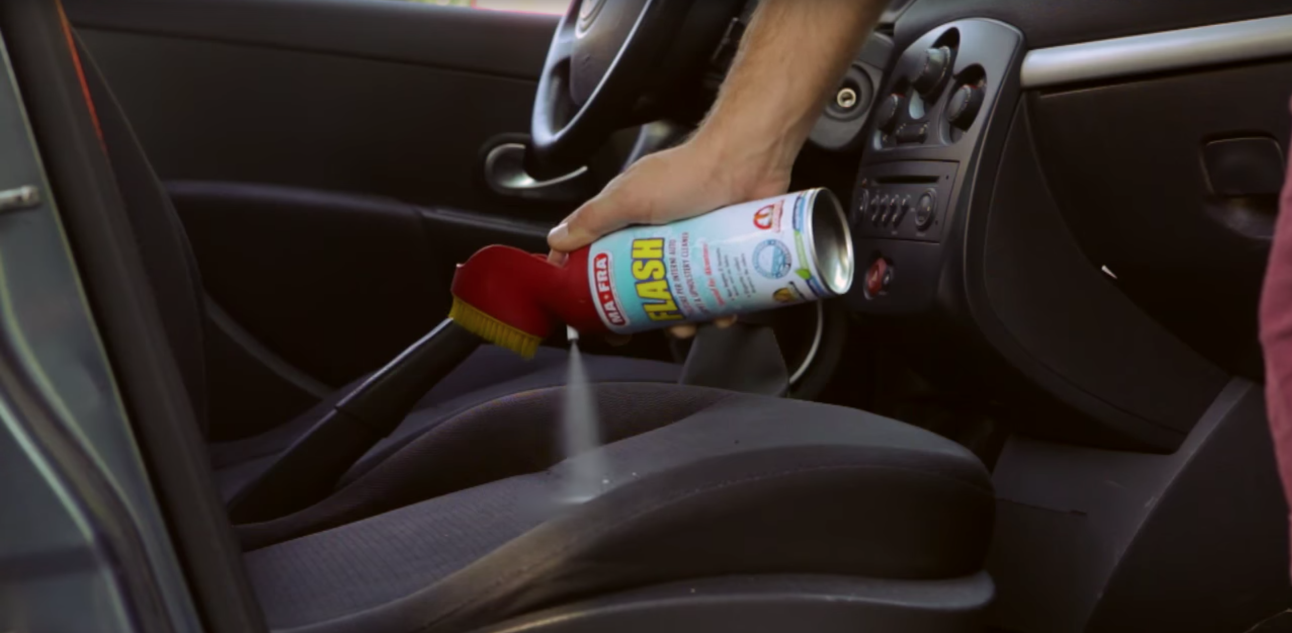 Flash di Mafra è un pulitore interni auto in tessuto, elimina le macchie dai sedili