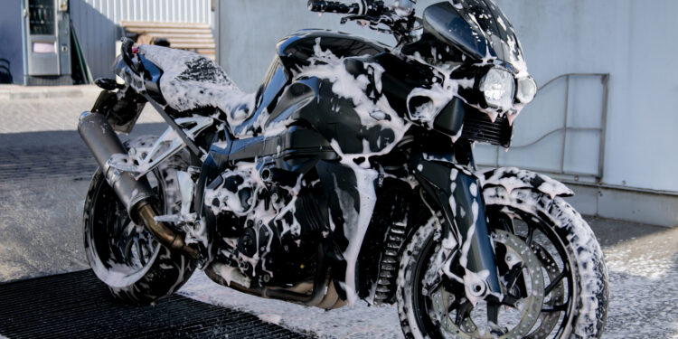 Lavaggio moto con prodotti auto