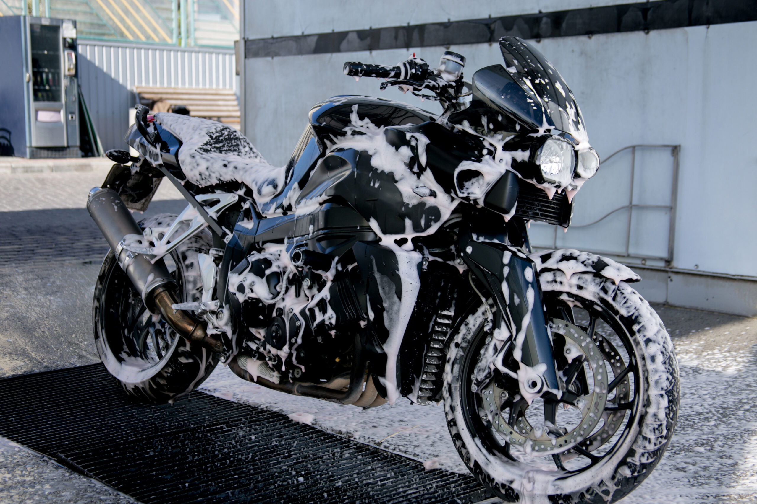 Lavaggio moto con prodotti auto