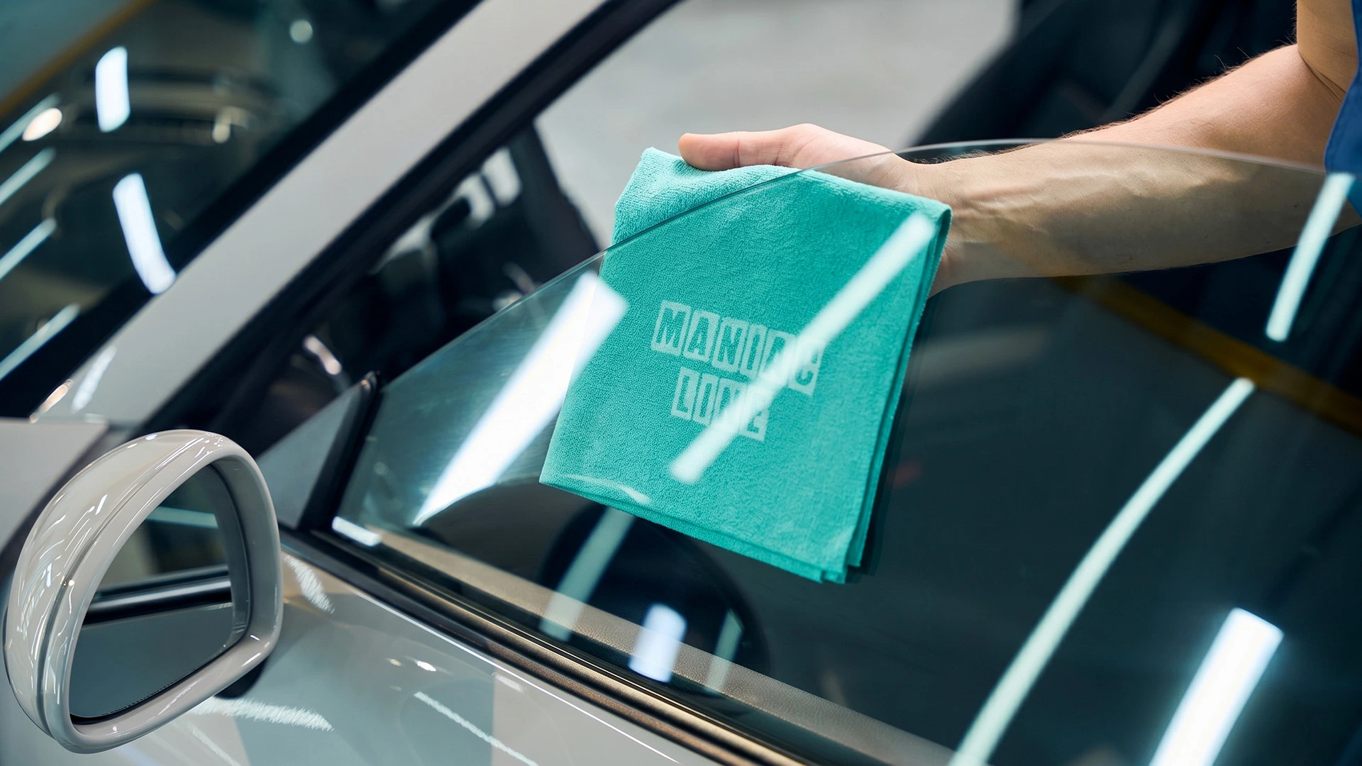 come pulire i vetri auto velocemente
